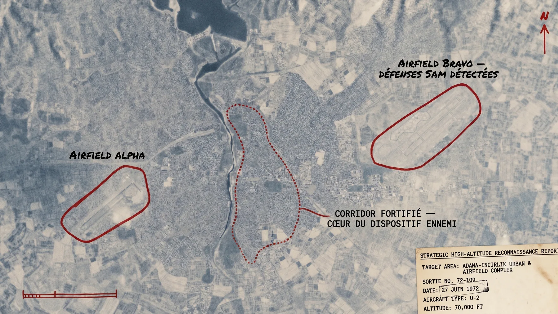 Photo de reconnaissance U-2 du complexe d'Adana-Incirlik : terrain Alpha à l'ouest, terrain Bravo au nord-est, corridor fortifié le long du fleuve